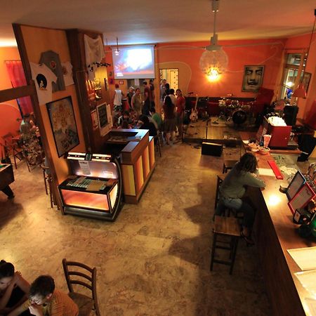 Sunflower Beach Backpacker Hostel & Bar Римини Екстериор снимка