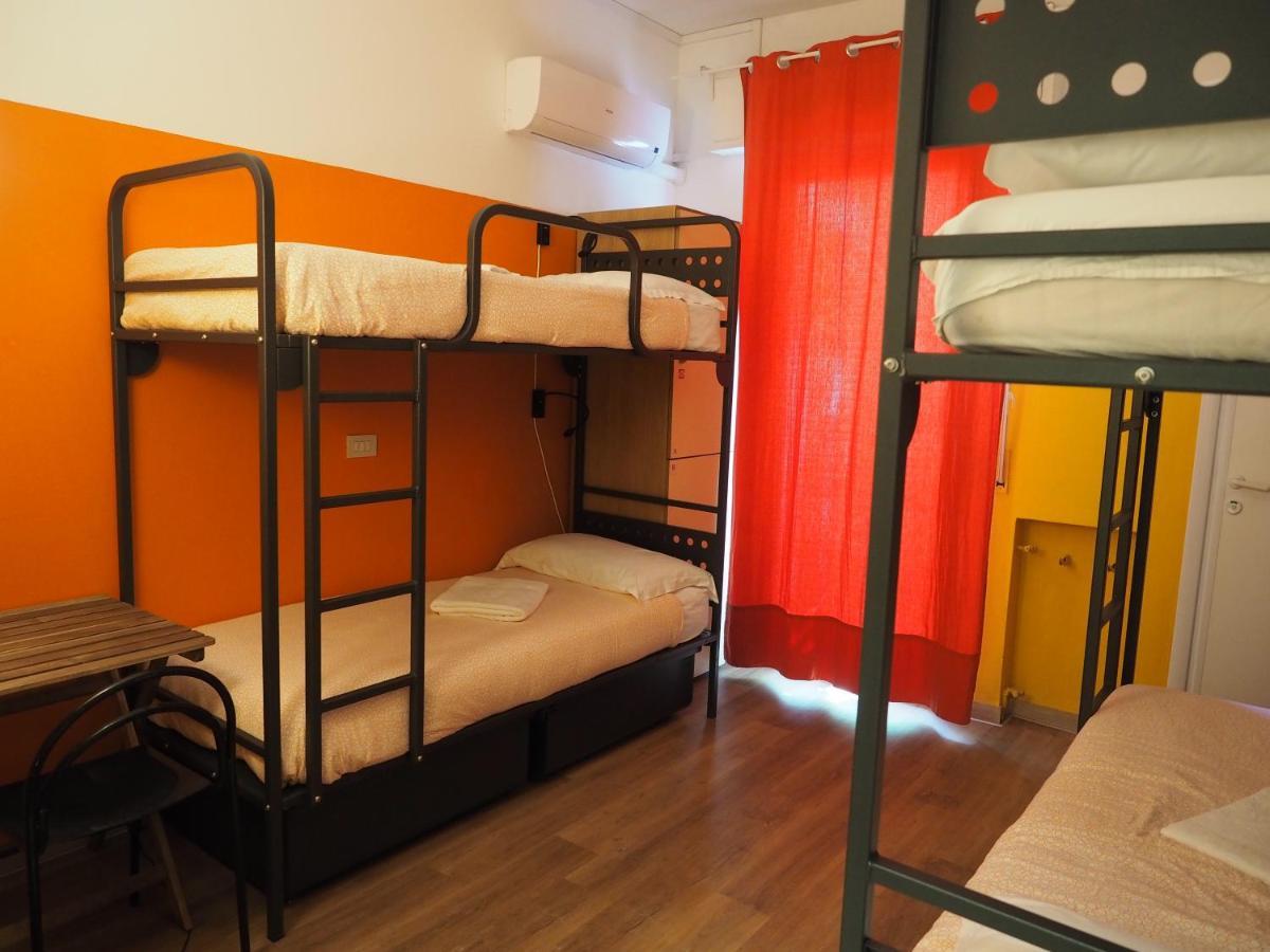 Sunflower Beach Backpacker Hostel & Bar Римини Екстериор снимка