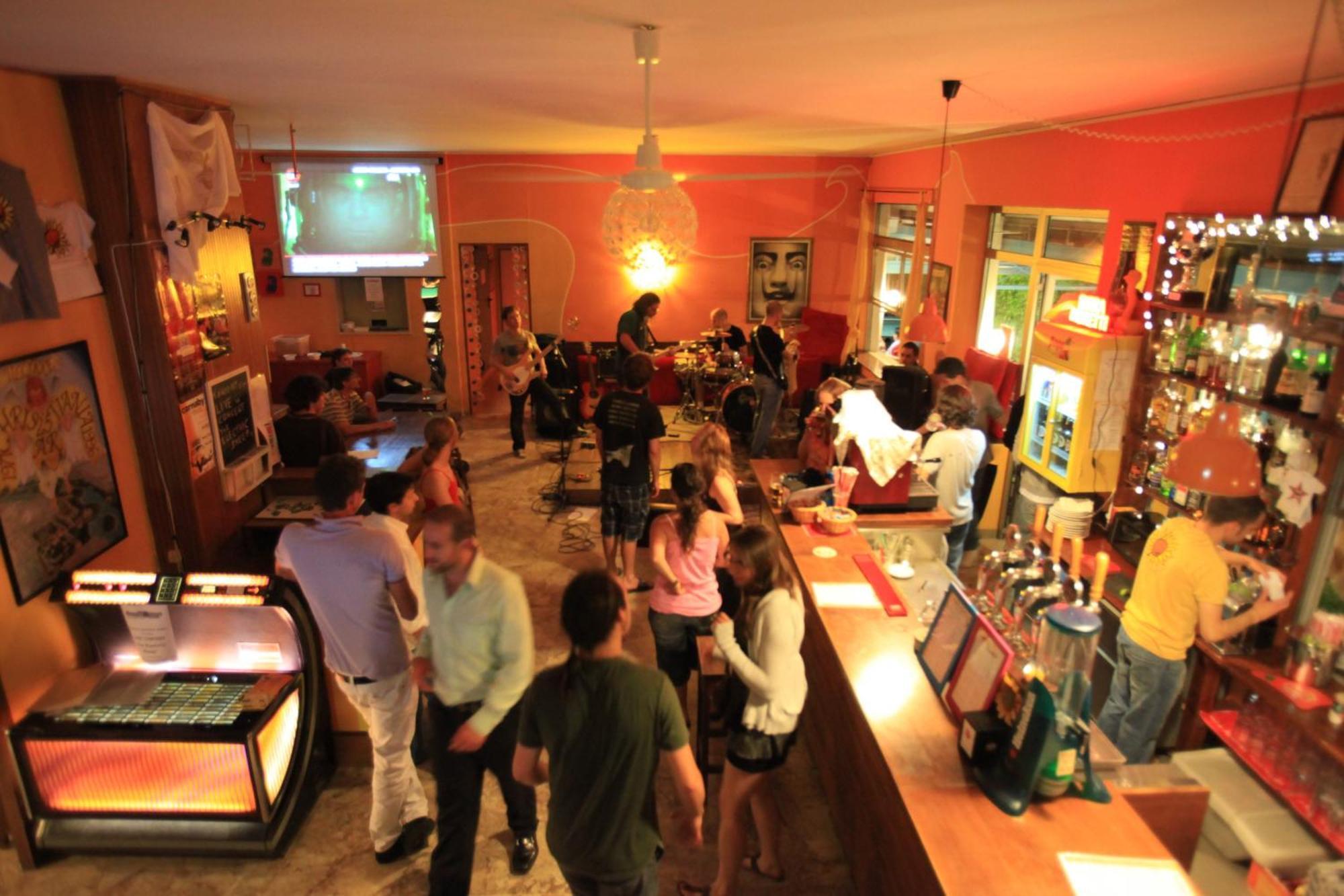 Sunflower Beach Backpacker Hostel & Bar Римини Екстериор снимка