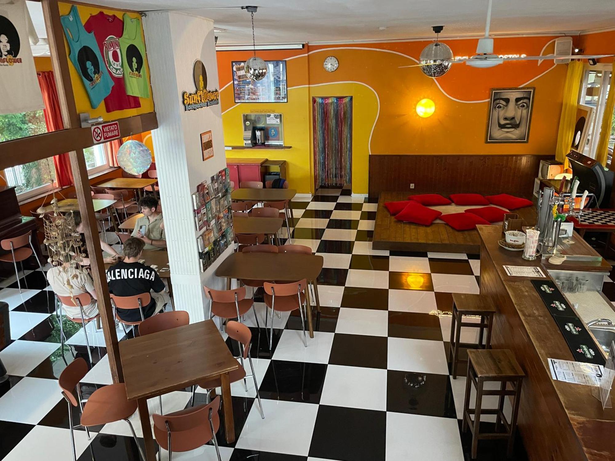Sunflower Beach Backpacker Hostel & Bar Римини Екстериор снимка