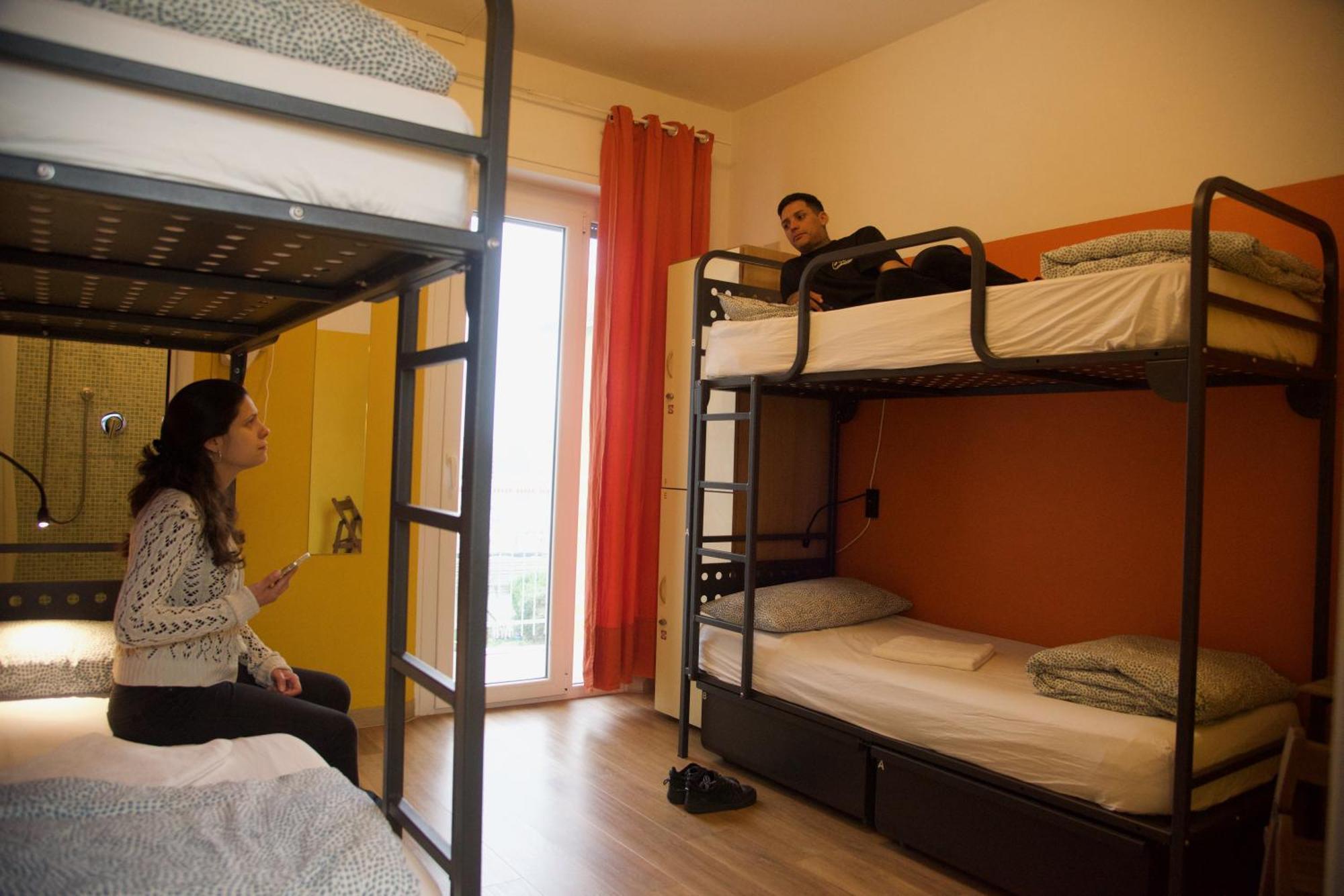 Sunflower Beach Backpacker Hostel & Bar Римини Екстериор снимка