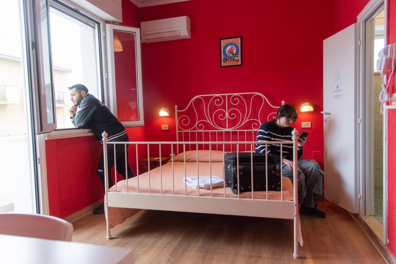 Sunflower Beach Backpacker Hostel & Bar Римини Екстериор снимка