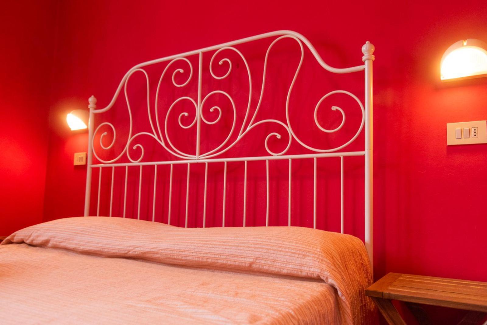 Sunflower Beach Backpacker Hostel & Bar Римини Екстериор снимка