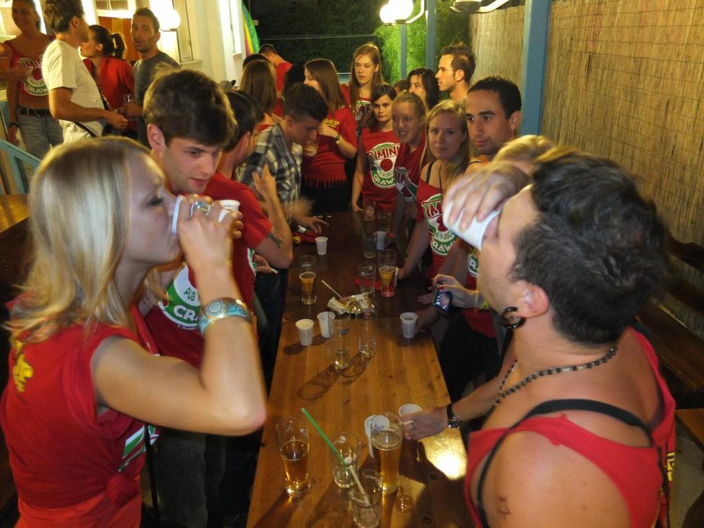 Sunflower Beach Backpacker Hostel & Bar Римини Екстериор снимка