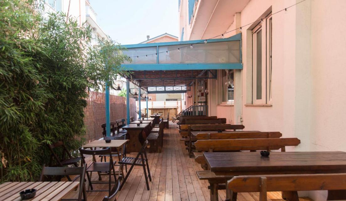 Sunflower Beach Backpacker Hostel & Bar Римини Екстериор снимка
