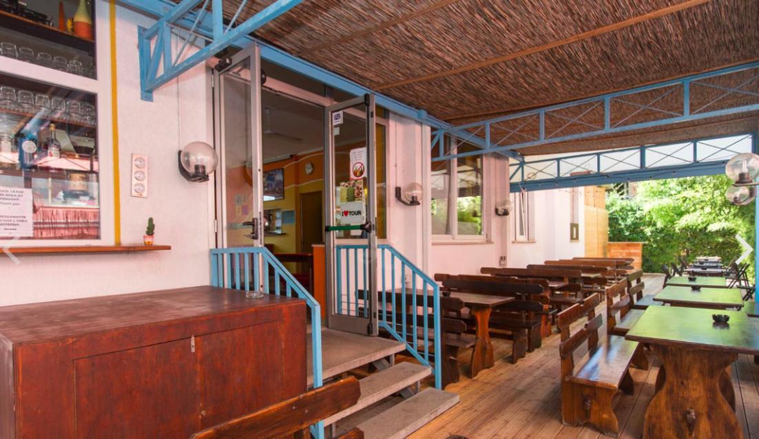 Sunflower Beach Backpacker Hostel & Bar Римини Екстериор снимка