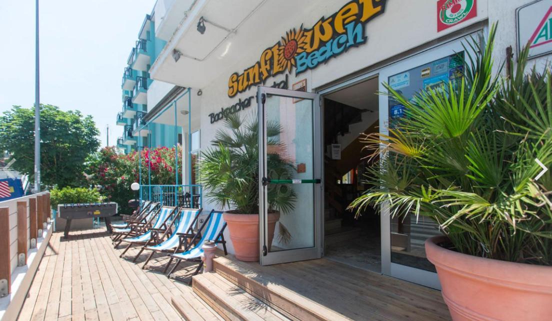 Sunflower Beach Backpacker Hostel & Bar Римини Екстериор снимка